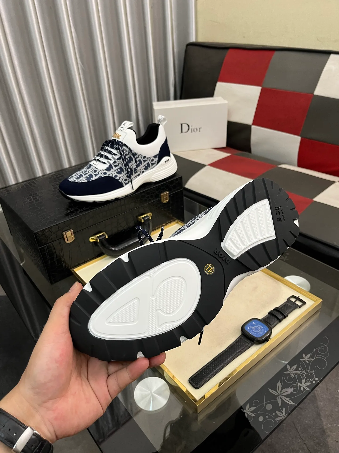 Men's Men's Shoes💰440⌚️⌚️ Dior's casual and sporty style combines the elements of dad's bag-soled shoes. It has successfully broken through the dad shoe style that has been on the streets in recent years and has become a beautiful landscape in luxury goods. The fabric is high mercerized with breathable mesh. The mesh on both sides of the shoe is made of three layers of composite technology. The bottom process uses package molding fabrics: imported high mercerized 🐂 cowhide stitching with original customized D-shaped mesh code number: 38-444️⃣ Colors available